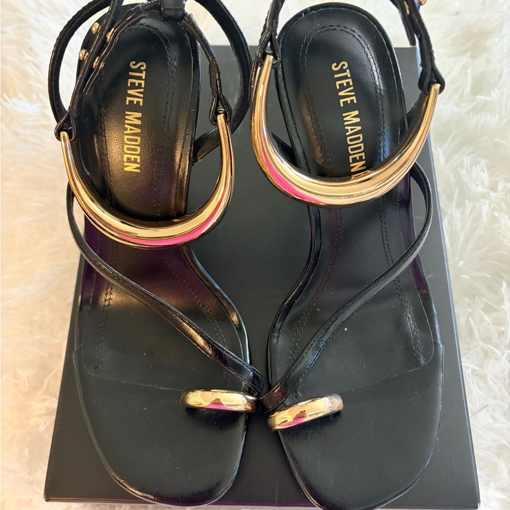 Steve Madden Metallic Trim Ankle Strap Thong Sandals in Black